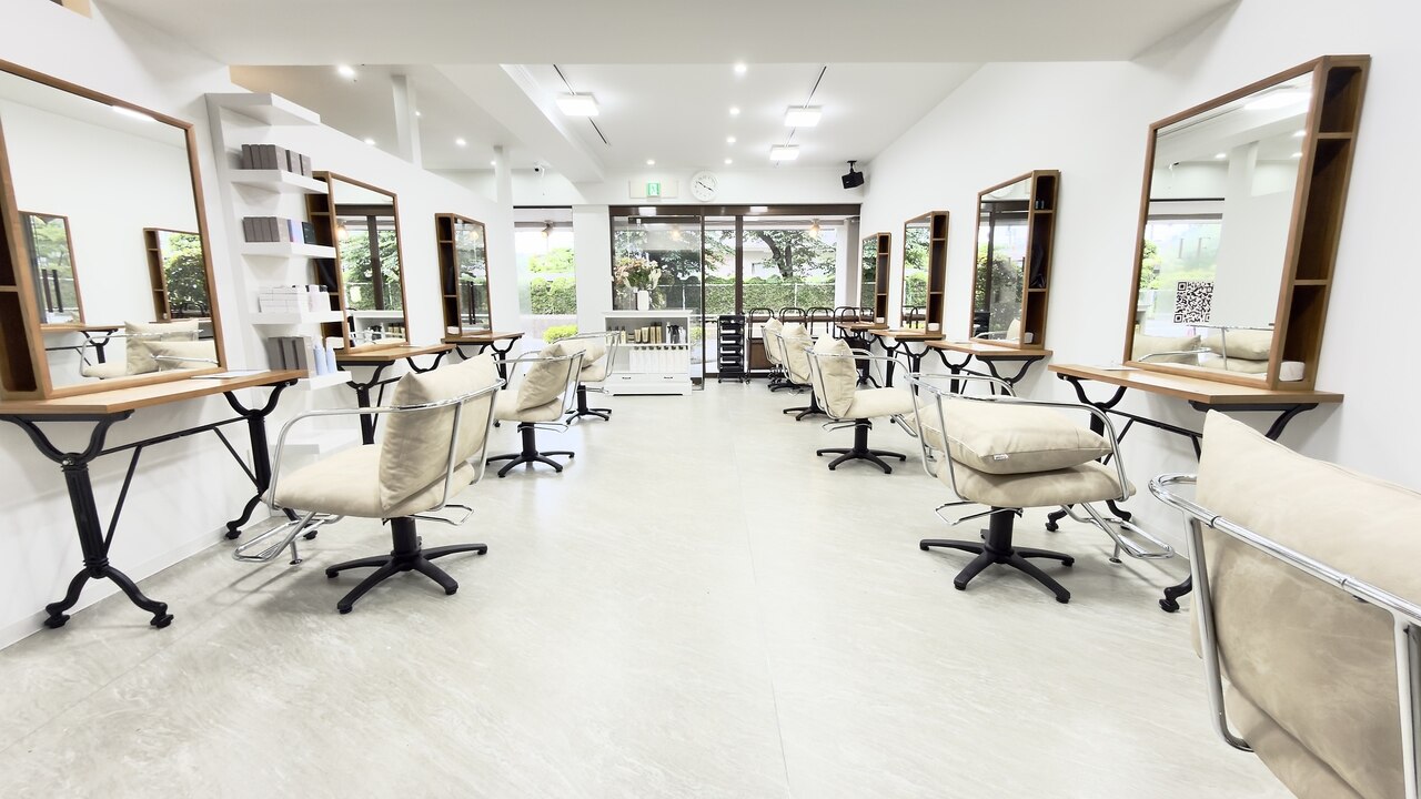 LEA 新越谷店の明るいヘアサロン店内