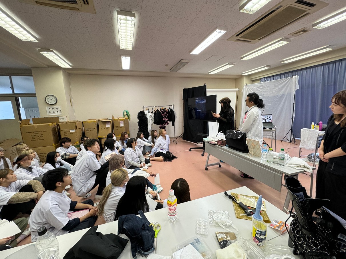 撮影の現場で学ぶスタッフたち