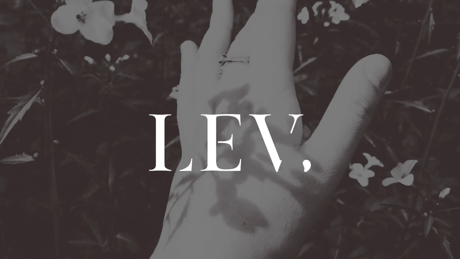花を背景にしたサロンPVのLEVロゴ