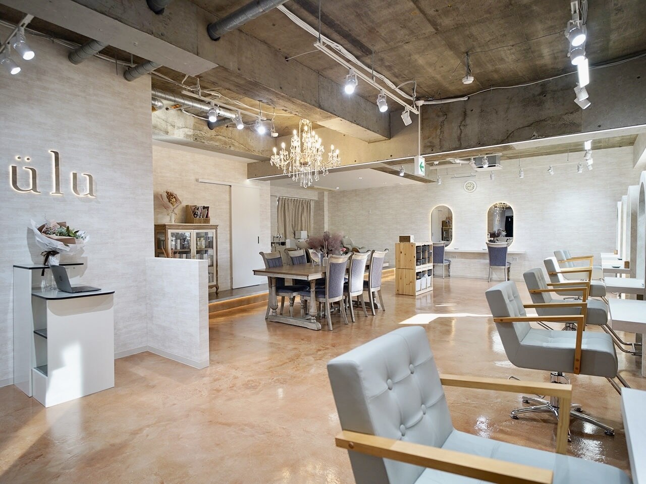 ULU 草加店の店内